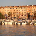Spacieux T2 Avec Grande Terrasse A Saint-raphael, Proche Et Gare, Garage Inclus - Fr-1-226a-102 *