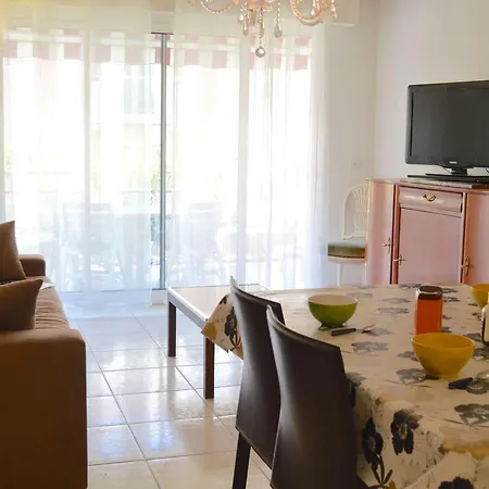 Spacieux T2 Avec Grande Terrasse A Saint-raphael, Proche Et Gare, Garage Inclus - Fr-1-226a-102 شقة